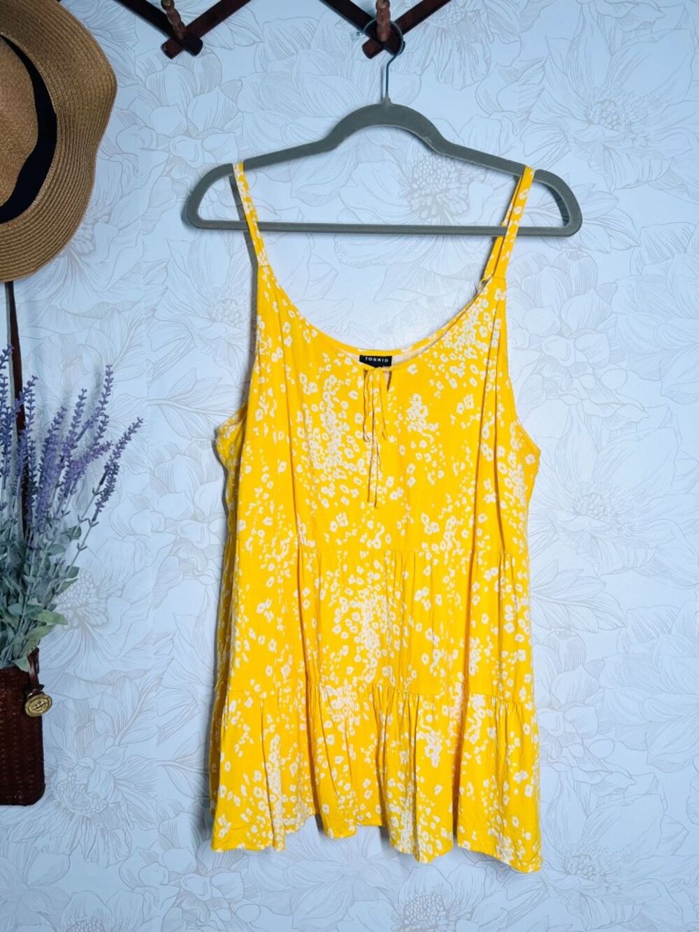 Torrid 2 Yellow Floral Tiered Sleeveless Top Size 2x 100% Rayon